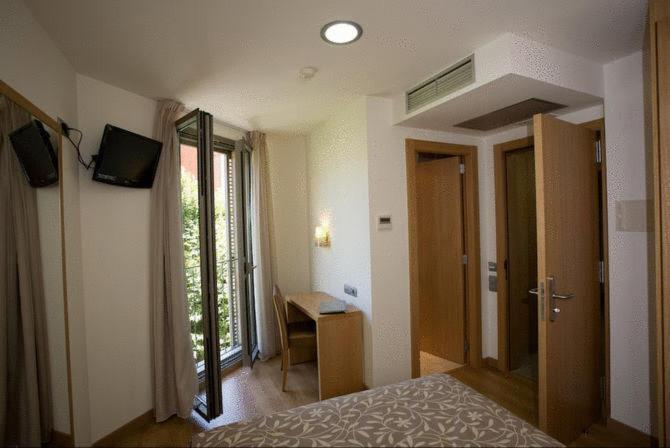Hostal Rambla Sant Boi de Llobregat Exterior photo
